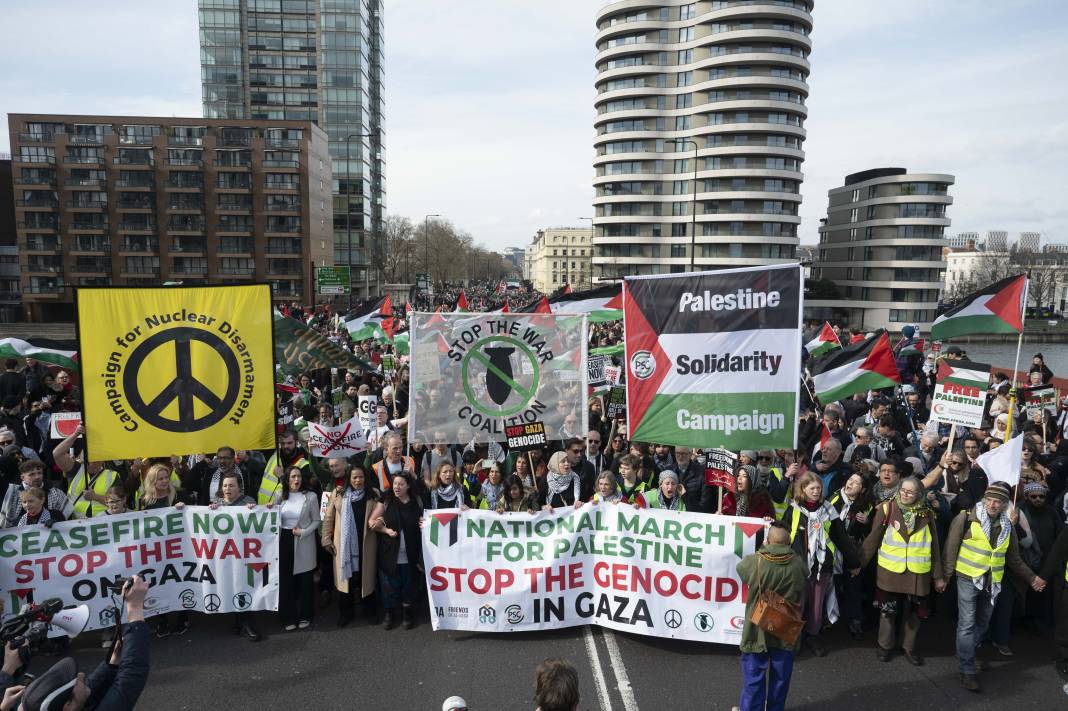 Londra ve Saraybosna'da İsrail protestosu! Binlerce kişi sokaklara döküldü 23